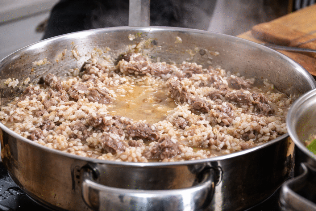 risoto-ganhando-forma-com-o-caldo-1024x683 Risoto de Alho-Poró com Champignon e Iscas de Carne: Receita Cremosa e Saborosa