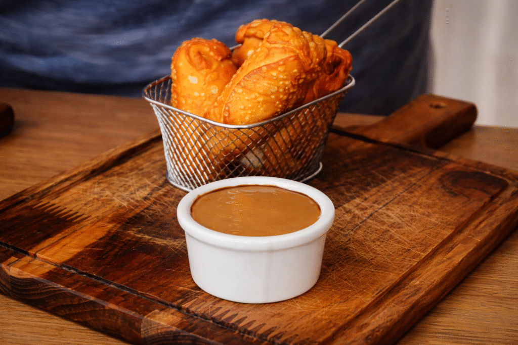 rolinho-de-queijo-com-calabresa-1024x683 Rolinho de Queijo com Calabresa: crocante por fora e “puxa-puxa” por dentro