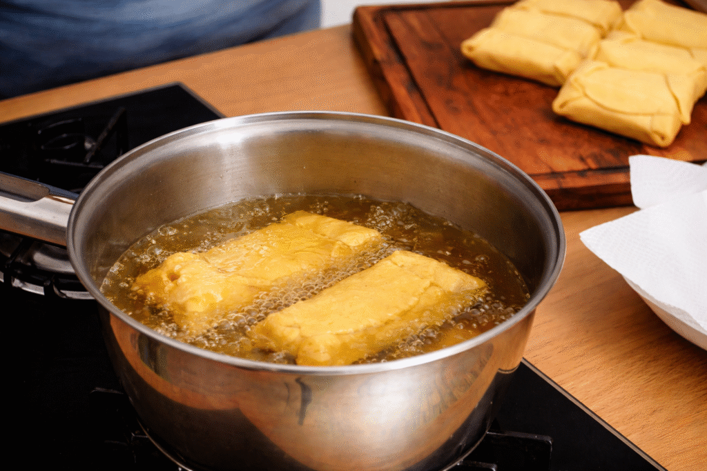 rolinho-de-queijo-fritando-1024x683 Rolinho de Queijo com Calabresa: crocante por fora e “puxa-puxa” por dentro