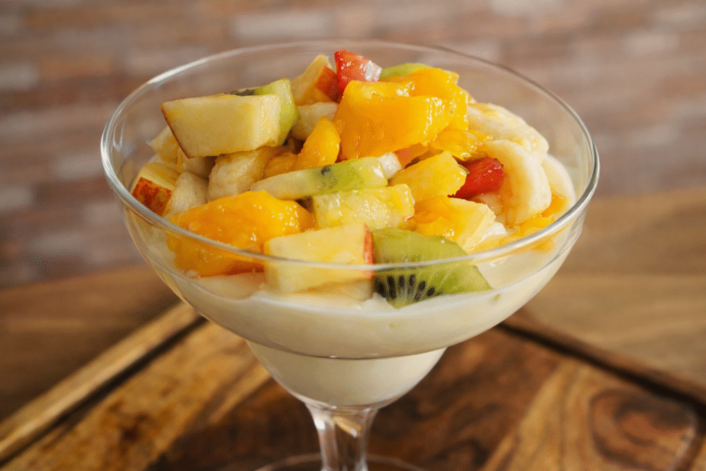 salada-de-frita-servida-na-taca-1-1024x683 Salada de Frutas Cremosa Perfeita para o Verão