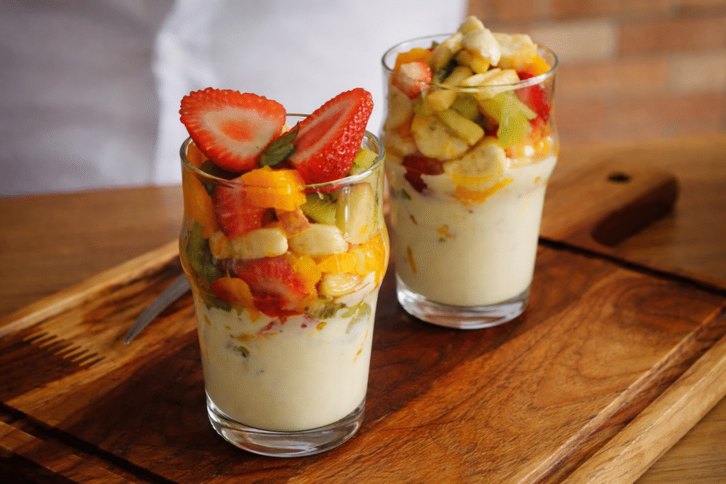 salada-de-frutas-servida-no-copo-1024x683 Salada de Frutas Cremosa Perfeita para o Verão