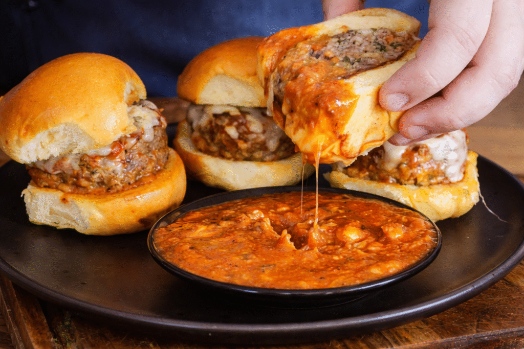 sanduiche-de-almondegas-abracado-por-molho-de-tomate-1-1024x683 Sanduíche de Almôndega: Receita Caseira, Suculenta e Fácil de Fazer