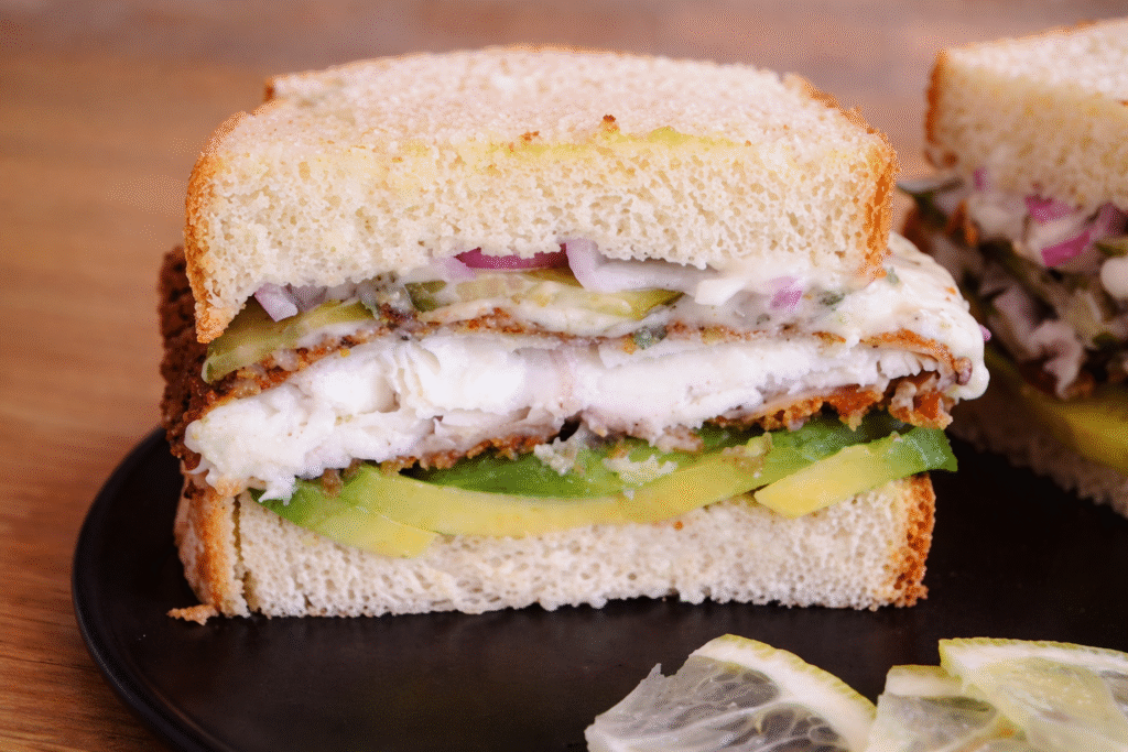 sanduiche-de-peixe-frito-partido-ao-meio-1024x683 Sanduíche de Peixe Frito: receita leve, crocante e perfeita para o verão