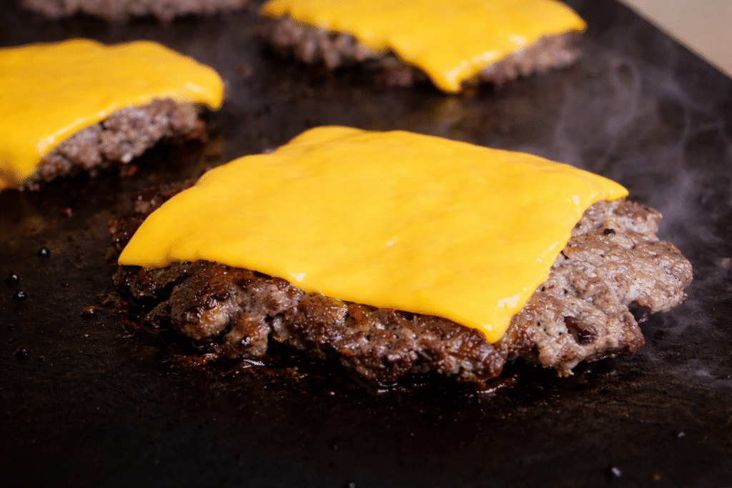 smash-burger-com-queijo-cheddar-1024x683 Shack Burger: Como Fazer o Hambúrguer Clássico Inspirado na Shake Shack