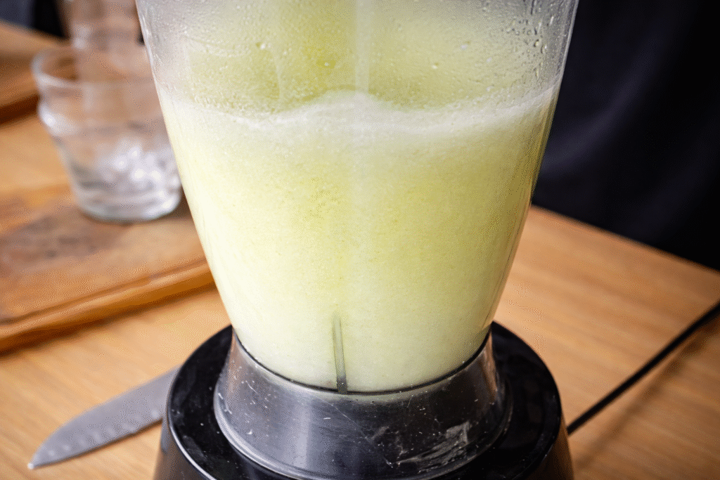 suco-detox-batendo-no-liquidificador-1024x683 Suco de Maçã Verde com Gengibre: Refrescante, Saudável e Cheio de Benefícios