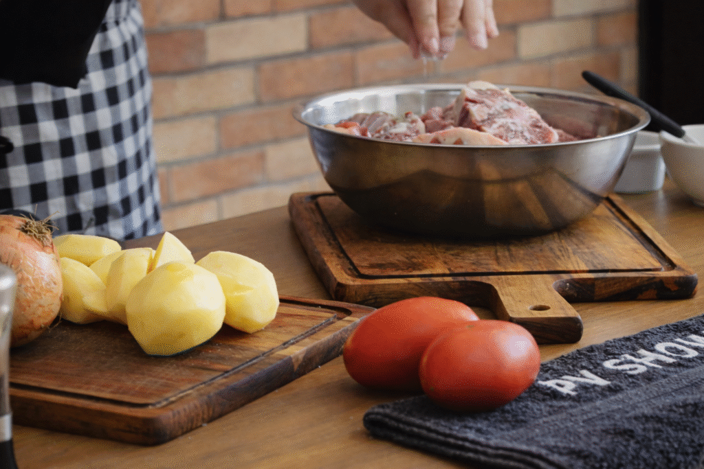 temperando-a-rabada--1024x683 Rabada com Purê de Batata Cremoso: receita reconfortante e cheia de sabor