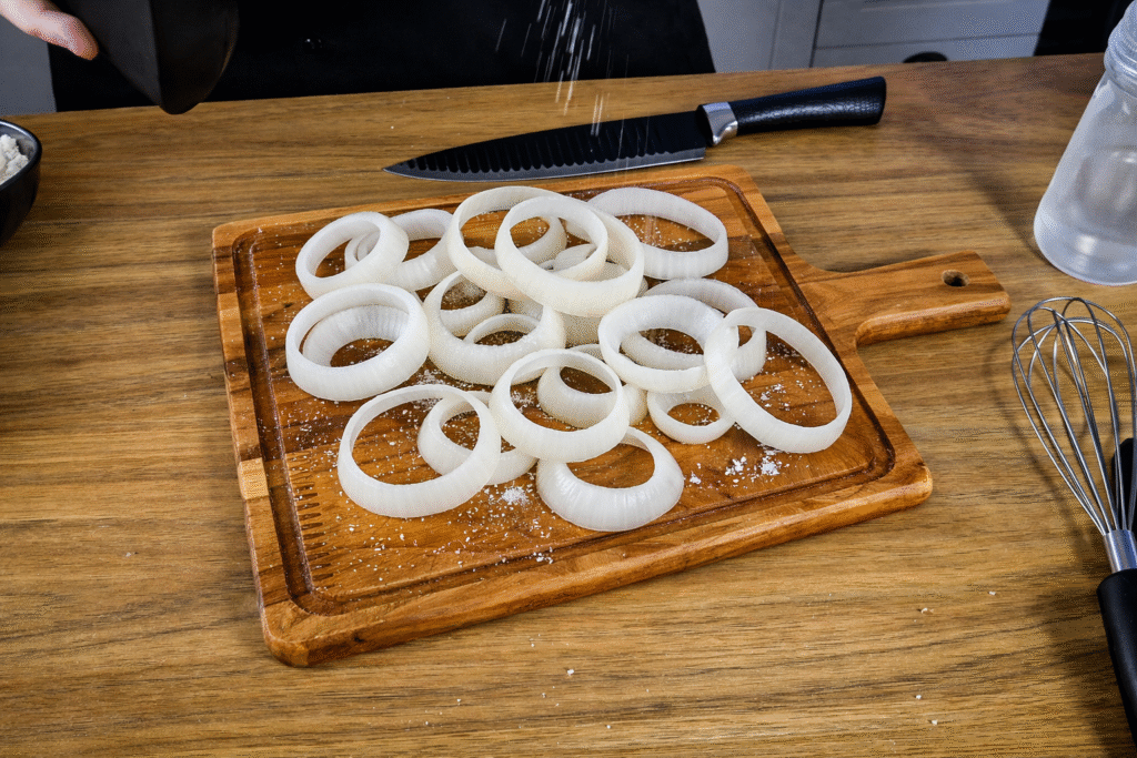 temperando-cebolas-para-empanamento-1024x683 Anéis de Cebola Crocantes: Receita de Lanchonete Sequinhos e Perfeitos