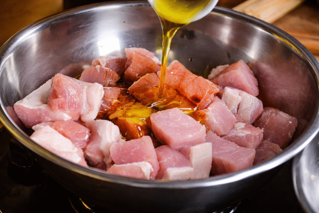 temperando-lombo-suino-1024x683 Espetinho de Lombo Suíno com Abacaxi: Receita Agridoce para Churrasco ou Festa Junina