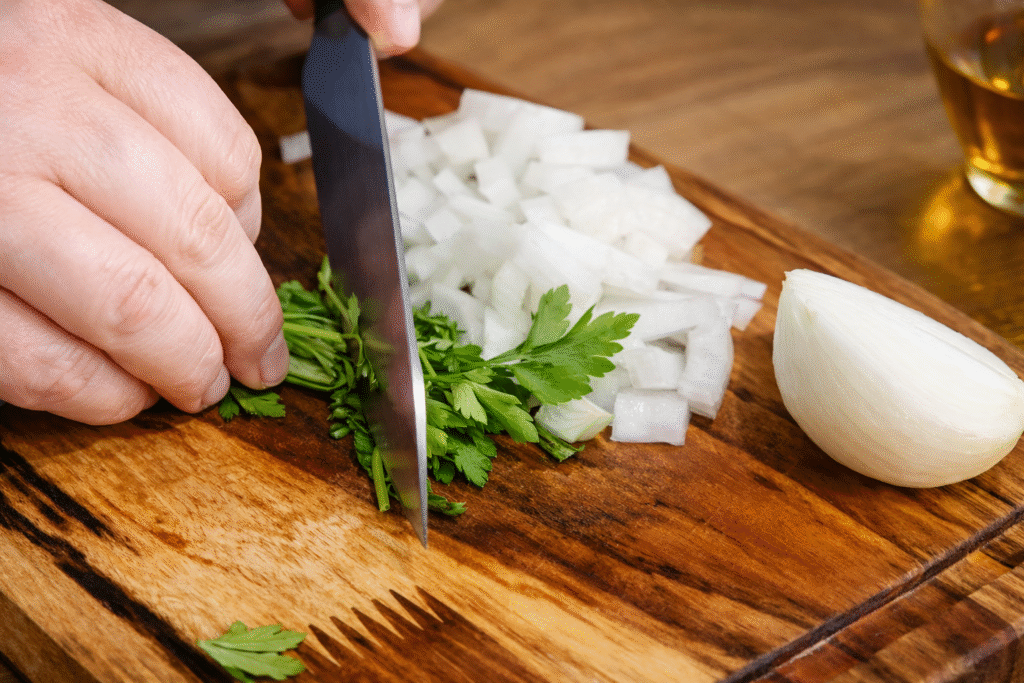 temperos-para-construcao-de-sabor-de-um-caldo-de-frango-1024x683 Caldo de Frango Caseiro com Carcaça: Como Fazer um Caldo Rico em Sabor
