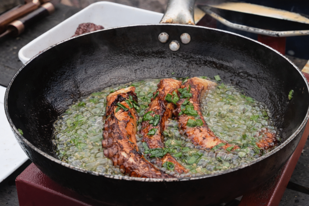 tentaculos-de-polvo-grelhados-na-frigideira-com-ervas-1024x683 Polvo com Purê de Batata e Molho Pesto: Receita Sofisticada com Sabor de Restaurante