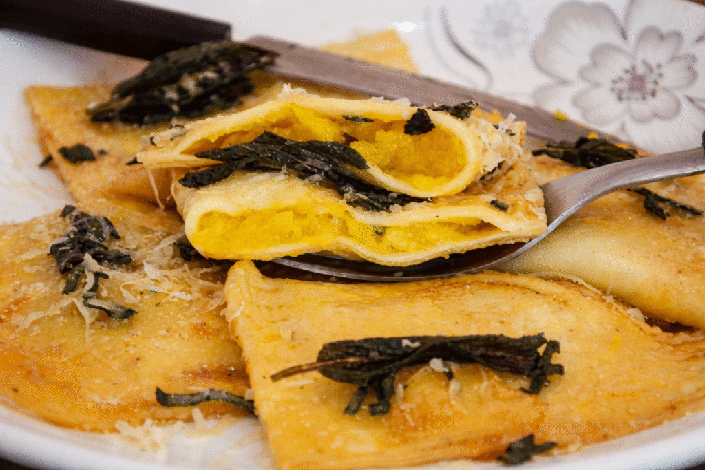 tortei-de-abobora-com-manteiga-de-salvia-2-1-1024x683 Tortéi de abóbora com molho de manteiga e sálvia