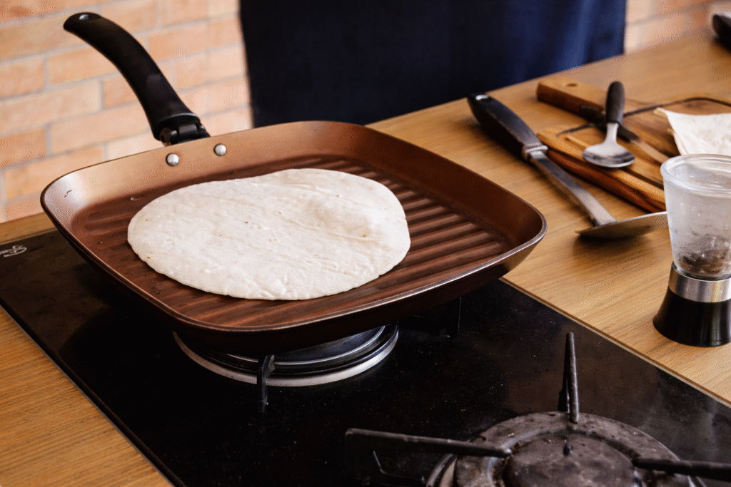 tortilha-de-trigo-sendo-tostada-na-frigideira-1024x683 Patê de Atum: Receita Fácil, Cremosa e Perfeita para Entradas