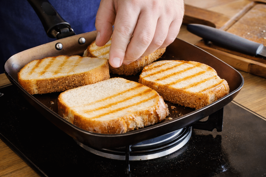 tostando-paes-para-sanduiche--1024x683 Sanduíche de Atum: Receita Rápida, Prática e Muito Saborosa