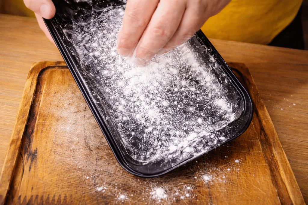 untando-a-forma-para-assar-bolo-1024x683 Como Fazer Bolo de Fubá Fofinho: Receita Tradicional e Fácil