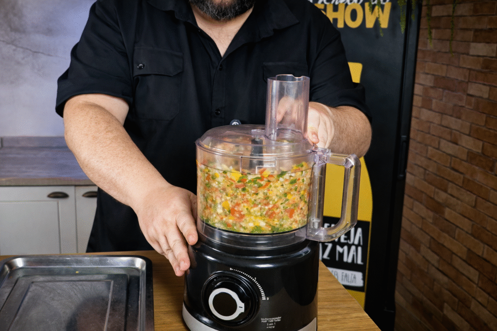 vinagrete-para-x-salada-pode-ser-feito-com-a-ajuda-do-processador-de-alimentos-1024x683 Vinagrete para X-Salada: Receita Profissional que Não Encharca o Pão