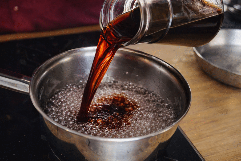 vinho-traz-personalidade-ao-sagu-1024x683 Sagu de Vinho com Creme Branco: Sobremesa Clássica e Cheia de Personalidade