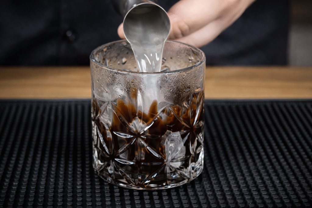 vodka-e-um-dos-ingredientes-do-white-russian-1024x683 White Russian de Chocolate: Drink Cremoso com Licor de Cacau