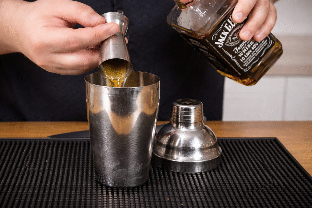 whisky-e-chocolate-somam-em-um-coquetel-incrivel-1024x683 Chocolate Martini: Receita Fácil com Licor de Cacau (Cremoso e Sofisticado)