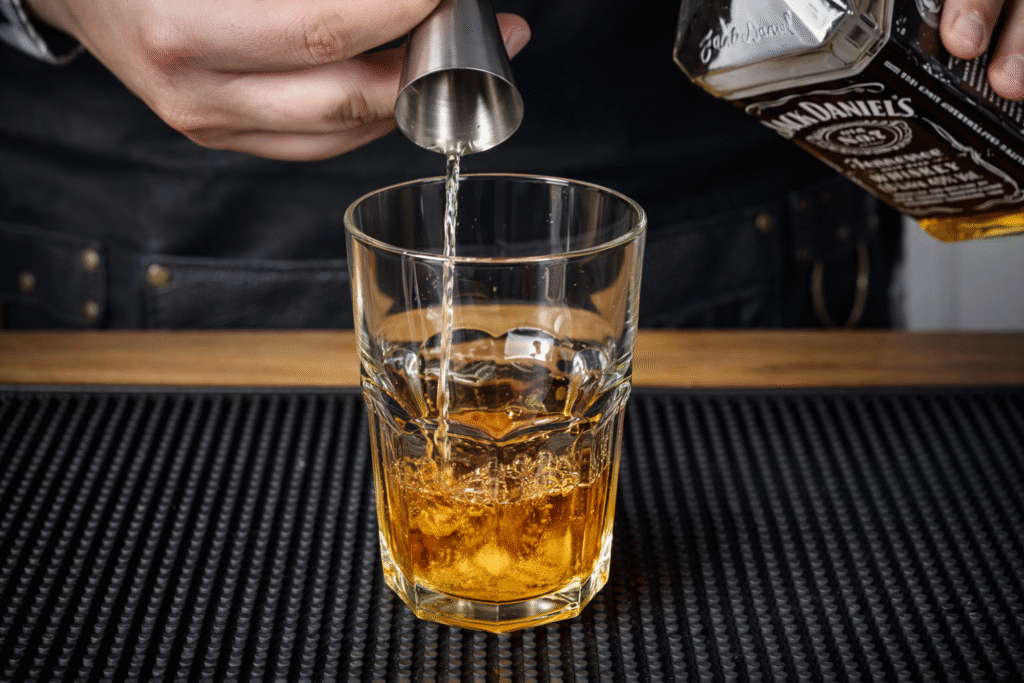 whisky-para-fazer-o-boulevardier-1024x683 Boulevardier: O Drink Clássico com Bourbon que é a Versão Mais Elegante do Negroni