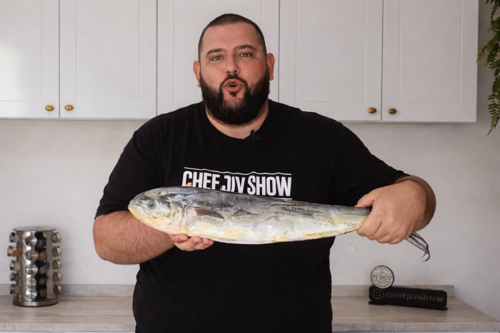 Chef-com-peixe-fresco-na-cozinha-1024x683 Como Limpar Dourado do Mar: Guia Completo com Filé e Postas