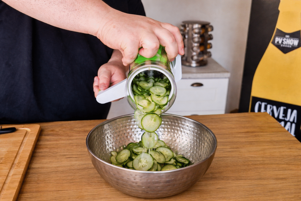 Fatias-de-pepino-sendo-adicionadas-1024x683 Máquina de Ralar Manual Vale a Pena? Testamos o Equipamento de R$40