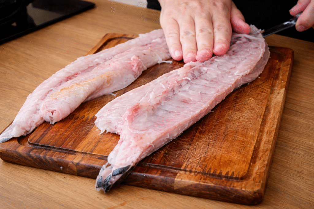 Files-de-peixe-sendo-limpos-1024x683 Como Limpar Dourado do Mar: Guia Completo com Filé e Postas