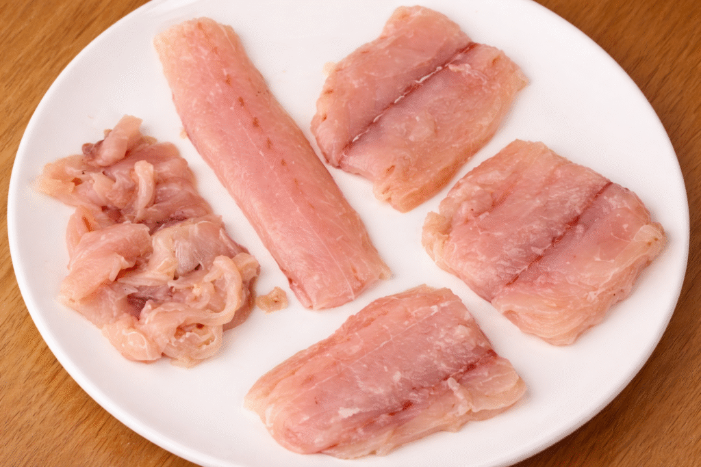 Filetes-de-peixe-frescos-no-prato-1-1024x683 Como Limpar Dourado do Mar: Guia Completo com Filé e Postas