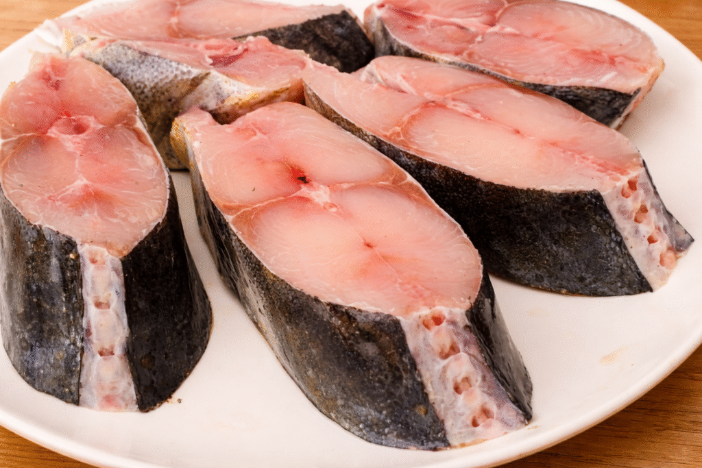 Posta-de-cavala-crua-em-prato-branco-1024x683 Como Limpar Dourado do Mar: Guia Completo com Filé e Postas