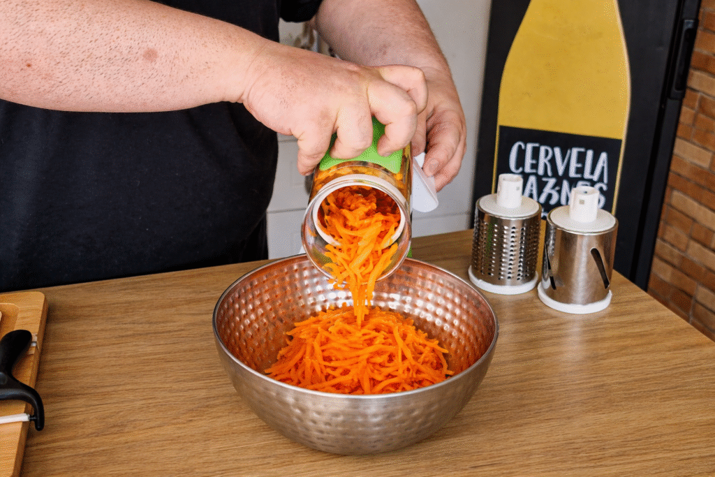 Ralada-de-cenoura-em-preparacao-1024x683 Máquina de Ralar Manual Vale a Pena? Testamos o Equipamento de R$40