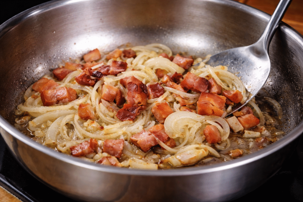 bacon-e-cebola-como-base-da-farofa-de-cenoura-1024x683 Farofa de Cenoura com Bacon: Receita Crocante, Saborosa e Fácil