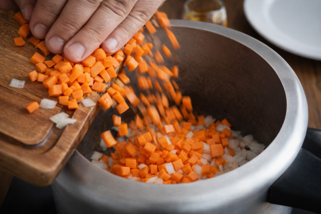 base-para-arroz-de-bananinha-na-panela-de-pressao-1024x683 Arroz de Bananinha: Receita Suculenta e Cheia de Sabor