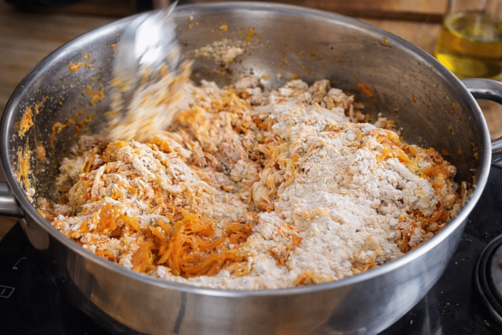 cenoura-e-farinha-sao-o-segredo-para-uma-farofa-deliciosa-1024x683 Farofa de Cenoura com Bacon: Receita Crocante, Saborosa e Fácil