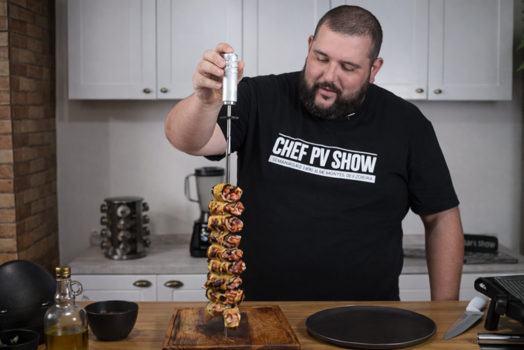 chef-pv-show-assando-rolinha-de-linguica-1024x683 Enroladinho de Berinjela com Linguiça: Entrada de Churrasco Diferente e Irresistível