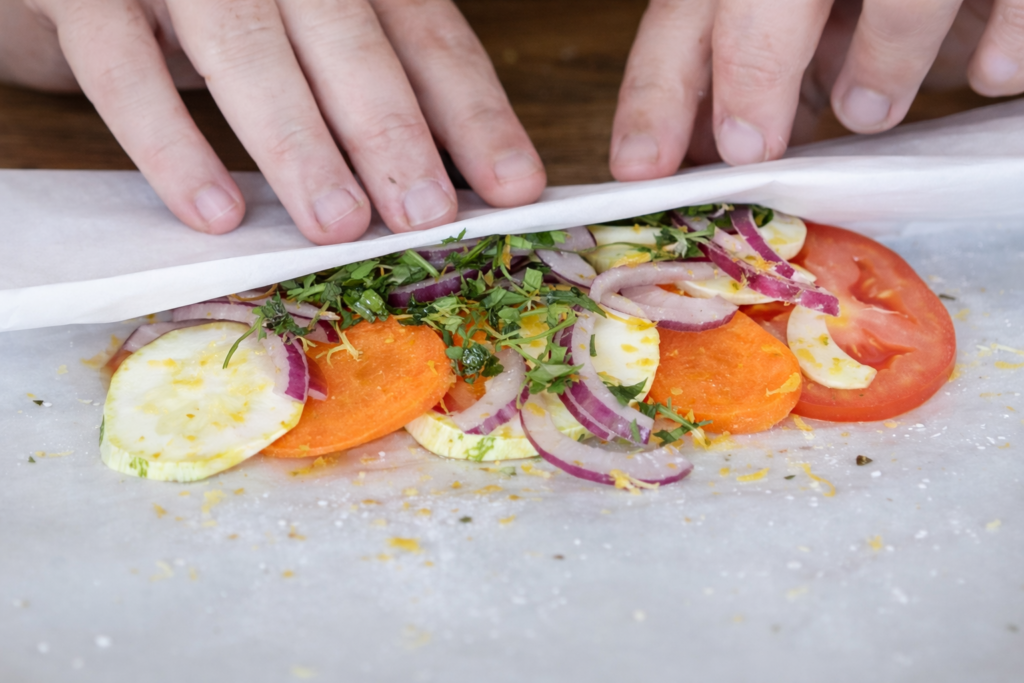 enrolando-o-papilote-de-peixe-1024x683 Peixe no Papilote: Receita Leve, Suculenta e Cheia de Sabor