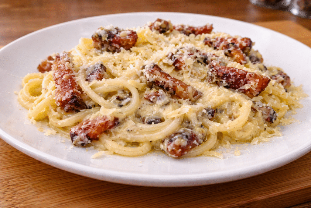 espaguete-a-carbonara-do-chef-pv-show-1-1024x683 Macarrão à Carbonara Cremoso: Receita Original Sem Creme de Leite