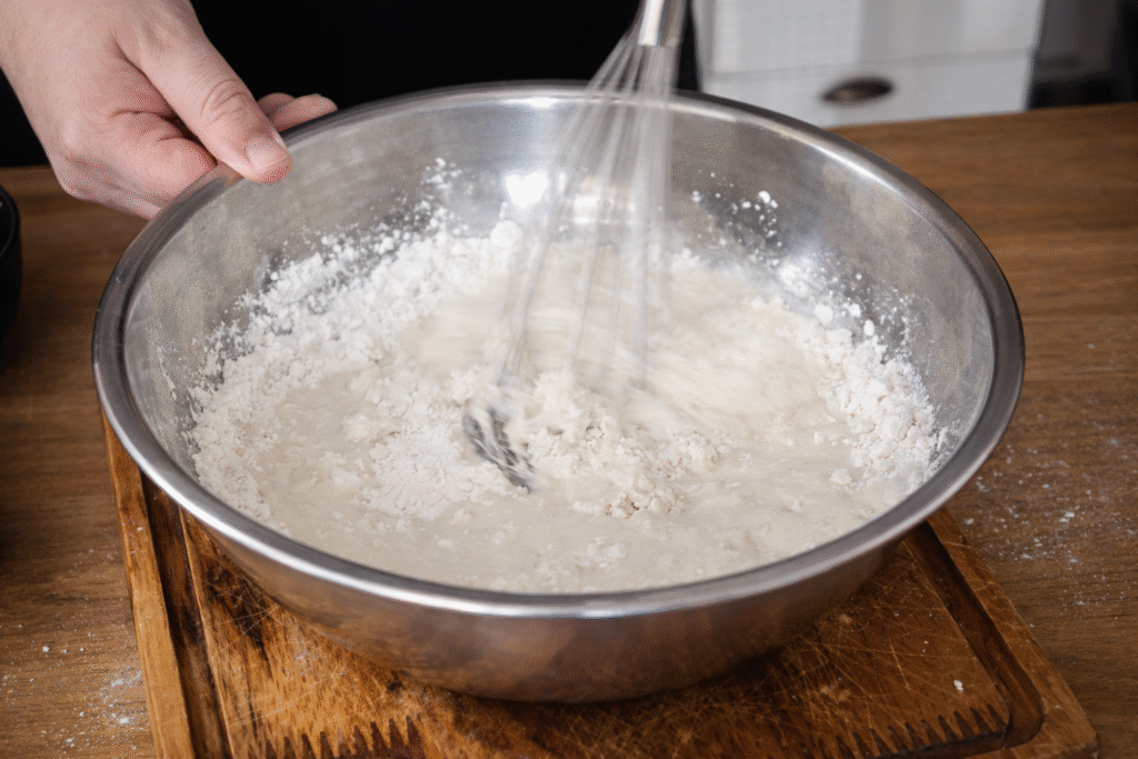 farinha-e-agua-formam-a-massa-do-tempura-1024x683 Tempurá de Cogumelo Hiratake: Receita Crocante e Suculenta