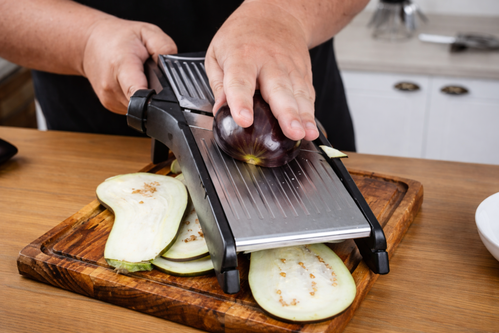 fatiando-berinjela-1024x683 Enroladinho de Berinjela com Linguiça: Entrada de Churrasco Diferente e Irresistível