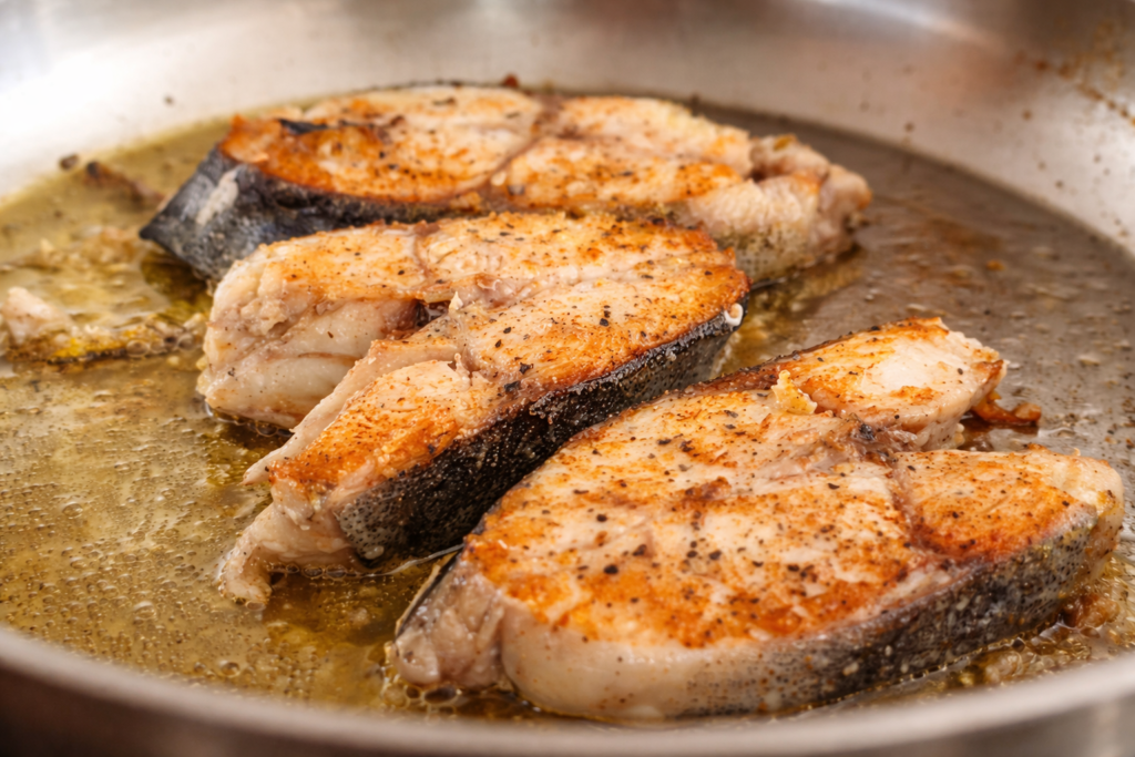 grelhando-postas-de-peixe-na-frigideira-1024x683 Dourado ao Molho de Limão e Ervas: Receita Rápida, Suculenta e Sofisticada