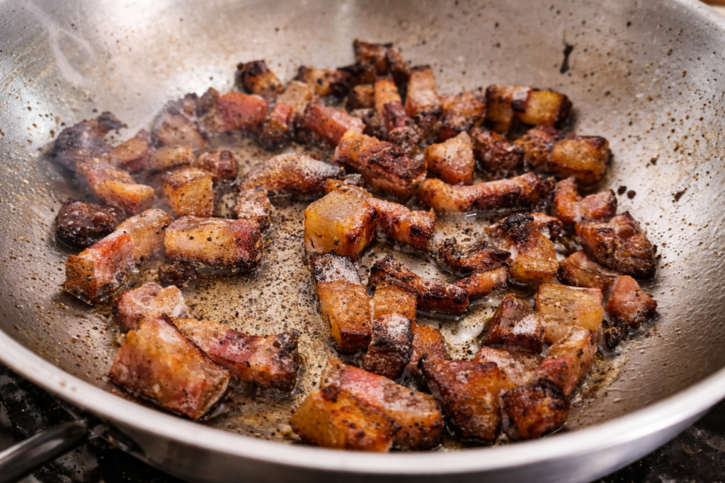 guanciale-refogado-na-frigideira-1024x683 Macarrão All’Amatriciana: Receita Italiana Tradicional com Técnica Profissional