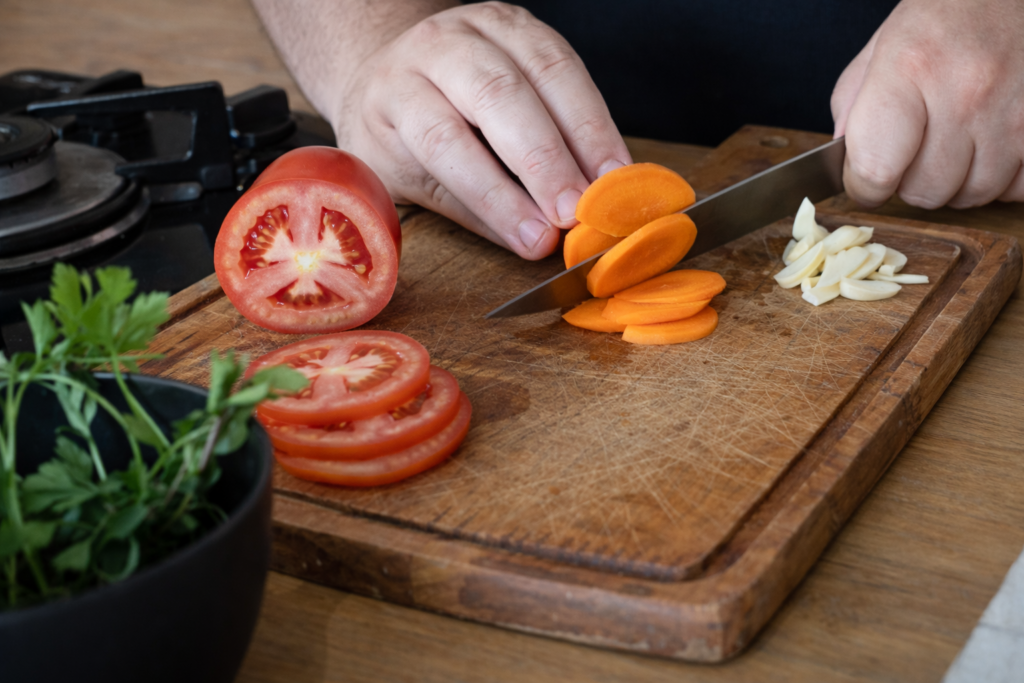 legumes-cortados-para-peixe-no-papilote-1024x683 Peixe no Papilote: Receita Leve, Suculenta e Cheia de Sabor