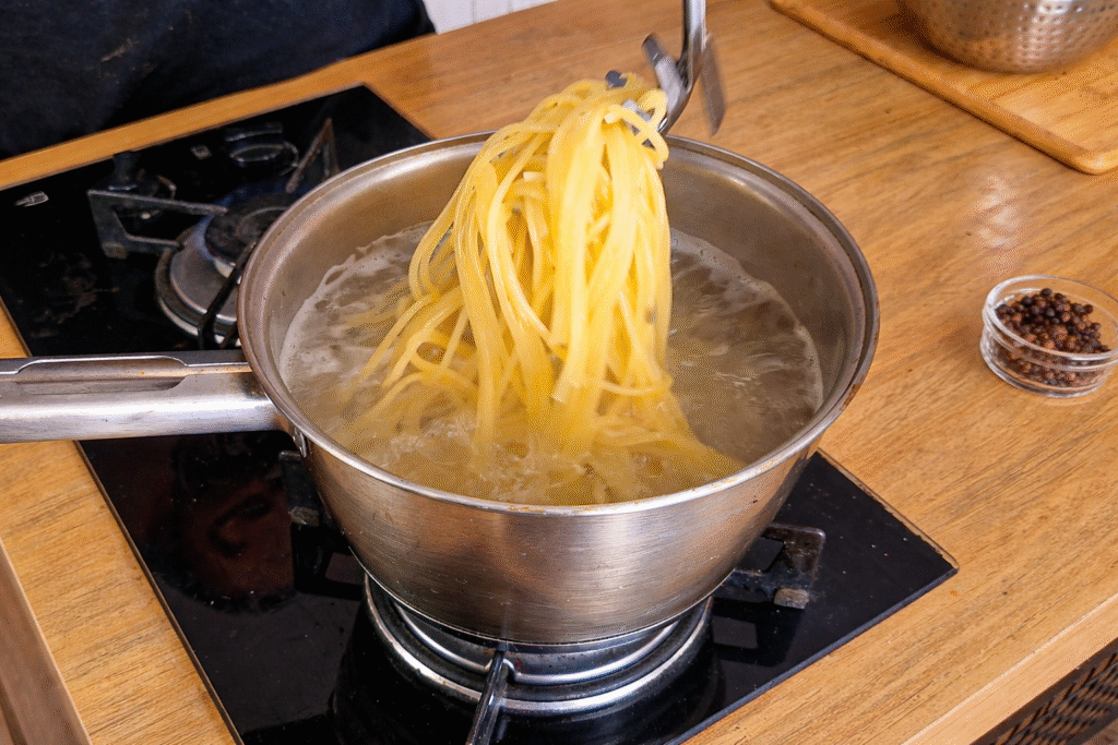 massa-cozida-ao-dente-para-carbonara-1024x683 Macarrão à Carbonara Cremoso: Receita Original Sem Creme de Leite