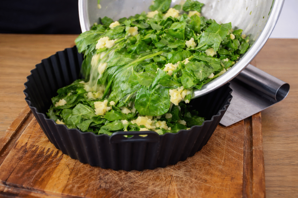 mistura-de-ovos-com-espinafre-sendo-colocada-no-molde-1024x683 Omelete de Espinafre na Air Fryer: Receita Fácil, Rápida e Saudável