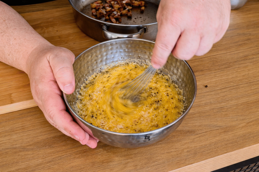 mistura-de-ovos-gordura-queijo-pecorino-e-pimenta-para-carbonara-1024x683 Macarrão à Carbonara Cremoso: Receita Original Sem Creme de Leite