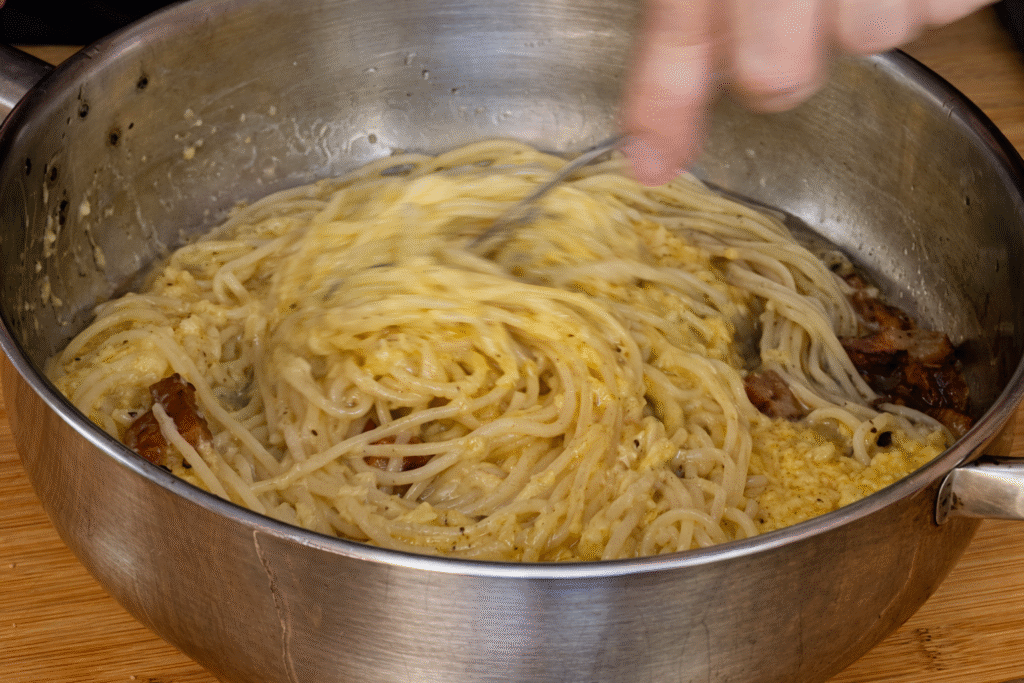 misturando-a-massa-ao-creme-carbonara-1024x683 Macarrão à Carbonara Cremoso: Receita Original Sem Creme de Leite