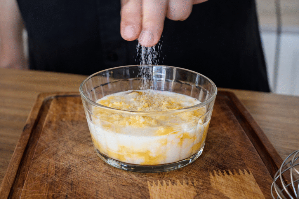 ovos-leite-e-queijo-para-uma-omelete-deliciosa-1024x683 Omelete com Queijo na Frigideira: Receita Cremosa, Fácil e Perfeita
