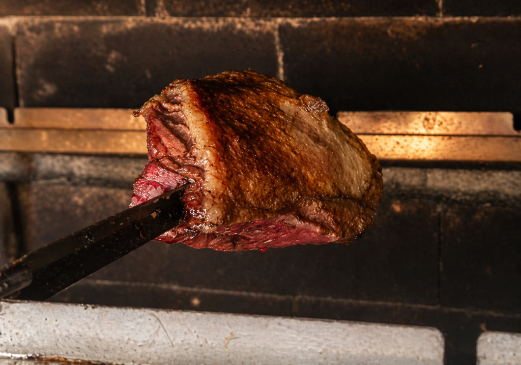 picanha-assando-no-espeto-1024x719 Picanha no Espeto na Churrasqueira: Técnica Tradicional para Carne Suculenta