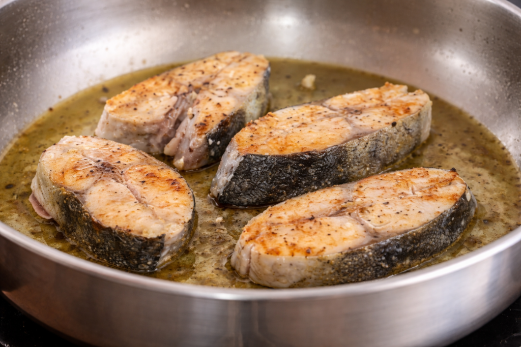 postas-de-dourado-grelhando-com-manteiga-1024x683 Dourado com Molho de Mostarda e Mel: Receita Fácil, Suculenta e Sofisticada