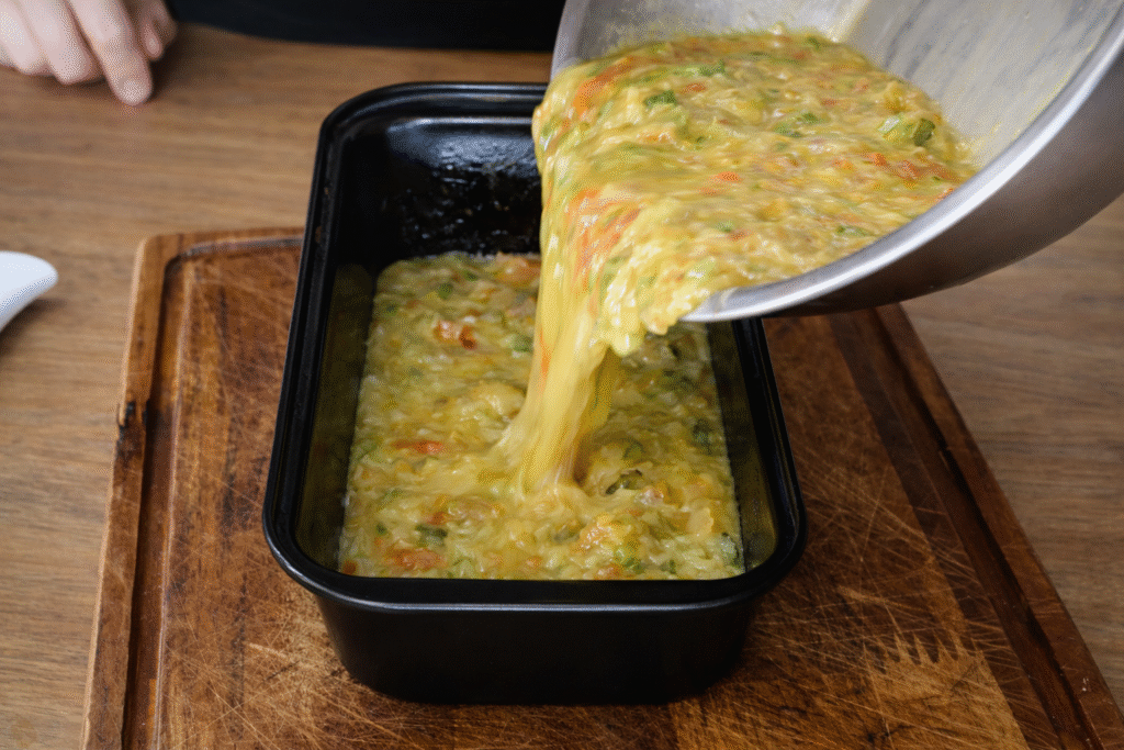 preparando-base-para-omelete-de-forno-1024x683 Omelete de Forno com Abobrinha: Receita Fácil, Saudável e Perfeita para Compartilhar