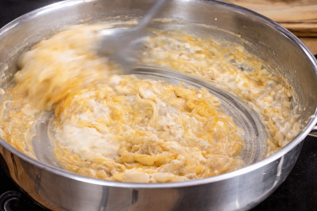 preparando-estrogonofe-de-Shimeji-1024x683 Strogonoff de Cogumelos: Receita Cremosa, Fácil e Cheia de Sabor