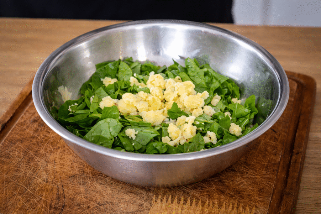 preparando-ingredientes-de-omelet-ede-airfryer-1024x683 Omelete de Espinafre na Air Fryer: Receita Fácil, Rápida e Saudável